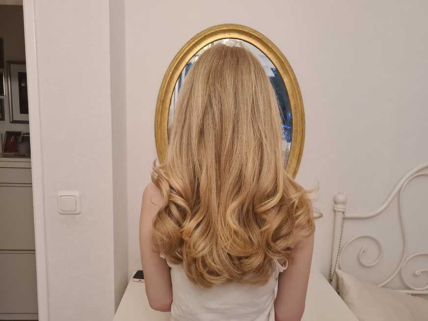 Man sieht Locken mit dem Dyson Airwrap.